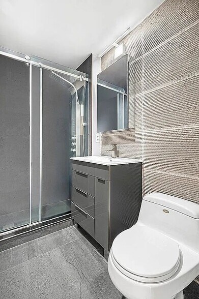 Building Photo - 736 W 187th St