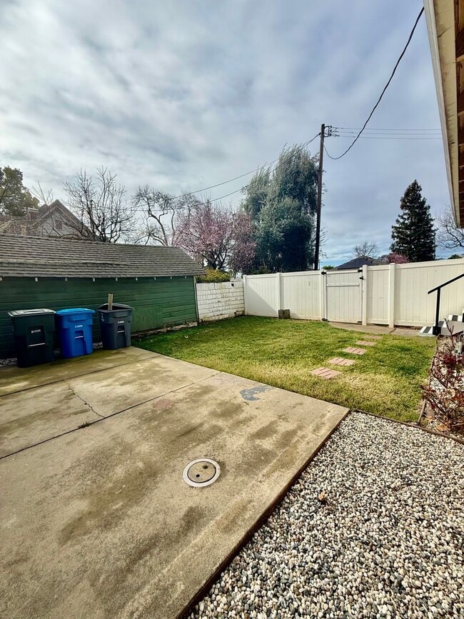 Building Photo - Charming small house