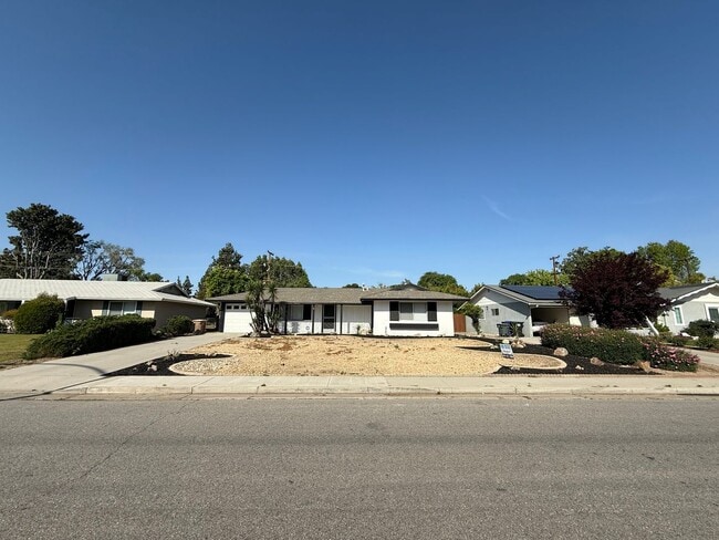 Building Photo - Charming 2-Bedroom, 2-Bathroom Home in 55 ...