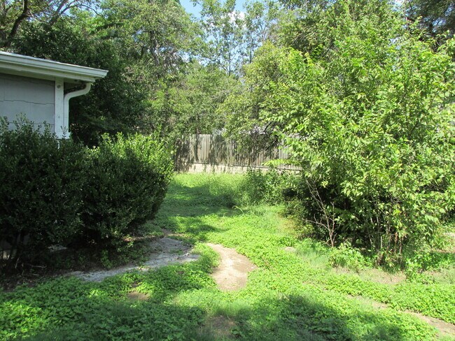 Building Photo - Keith-916