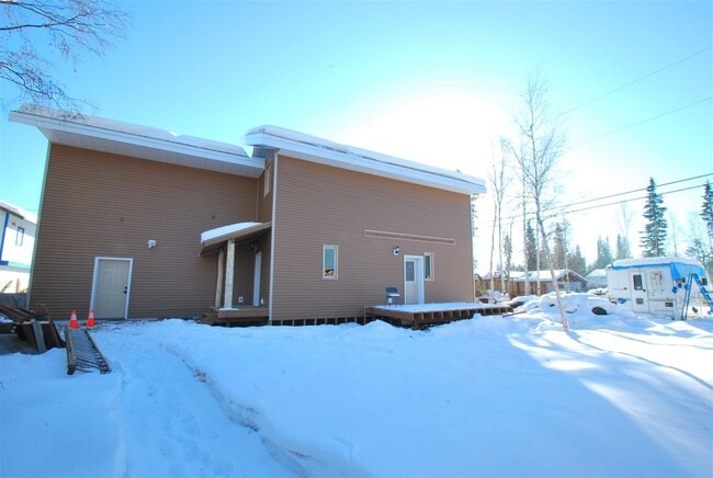 Building Photo - 1738 Alaska Way