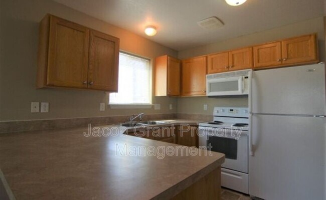 Building Photo - 980 Eve Dr
