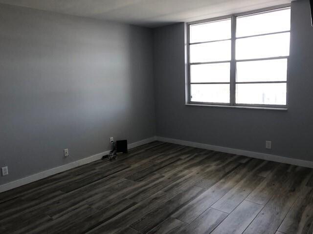 Building Photo - 1609 N Riverside Dr