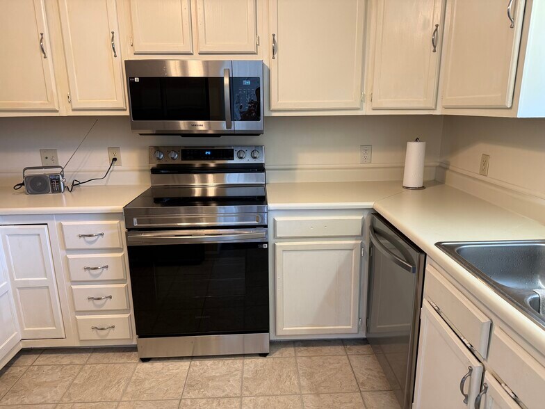 Building Photo - 104 Meadow Park Ln