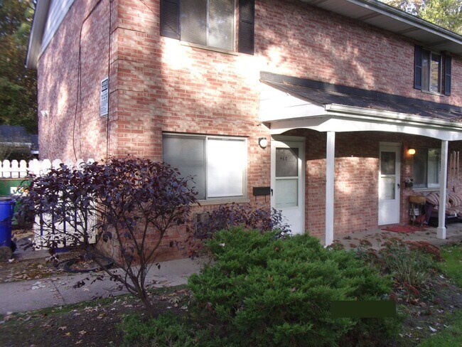 Building Photo - 484 Brentwood Dr