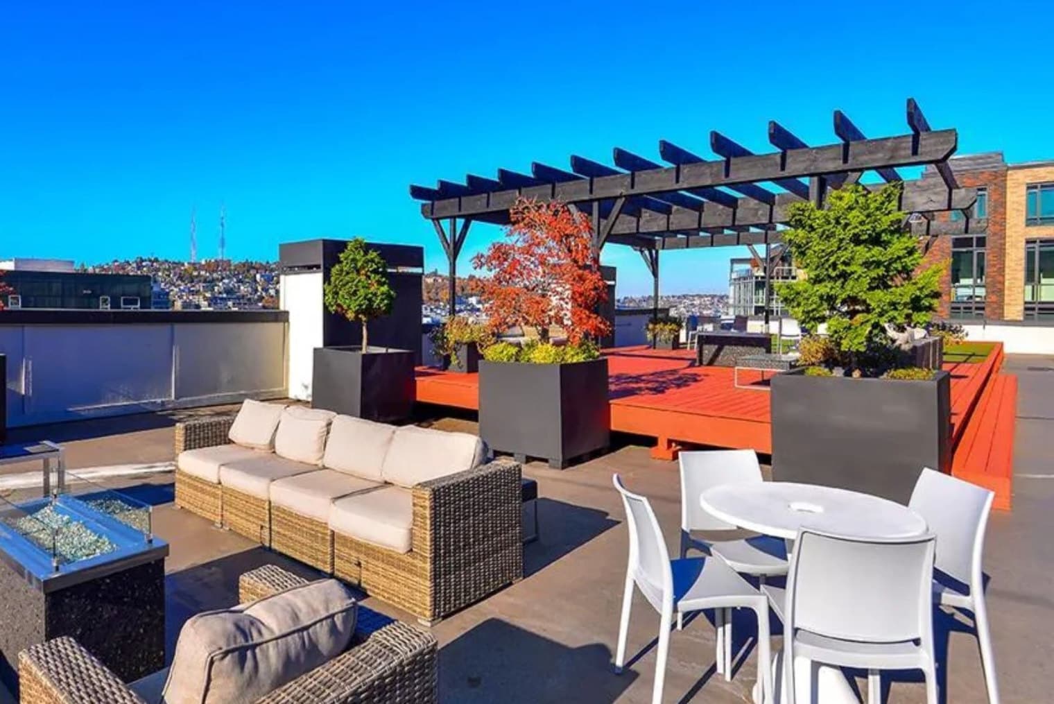 Building Photo - 526 Yale Ave N