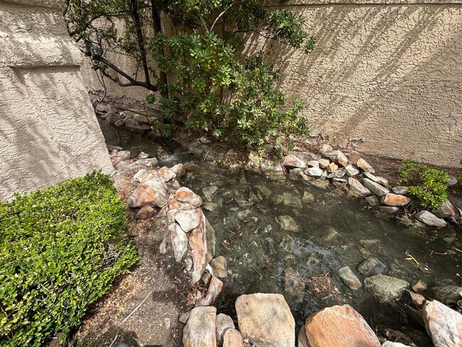 Building Photo - Beautiful 3 bed 2.5 bath townhouse in Spanish Trails!