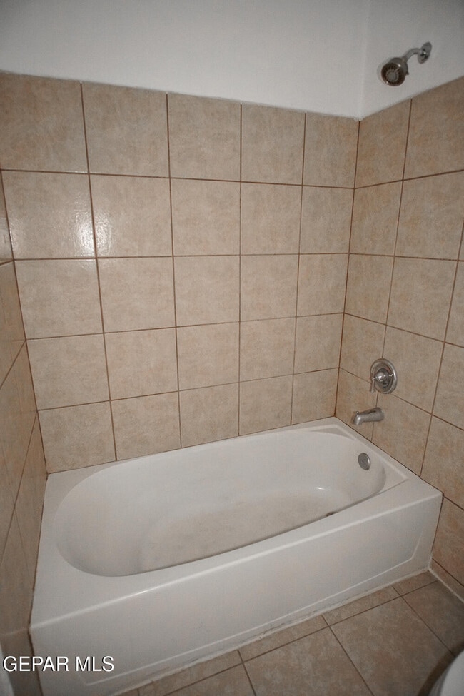 Building Photo - 8489 Roseway Dr