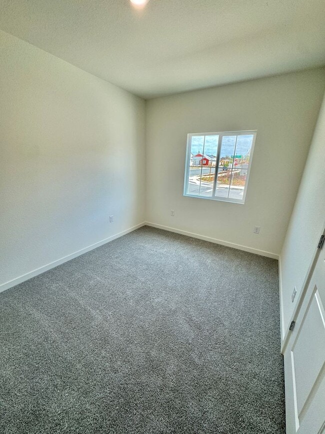 Building Photo - FOUR-FIVE/OFFICE BEDROOM THREE BATHROOM SEE VIDEO