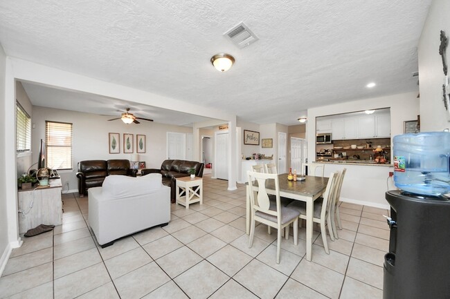Building Photo - 2806 Oak Dr