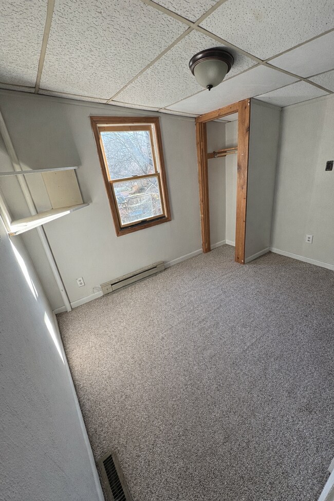Building Photo - Kent Student Rental – You pick your splits! $3,000 Total