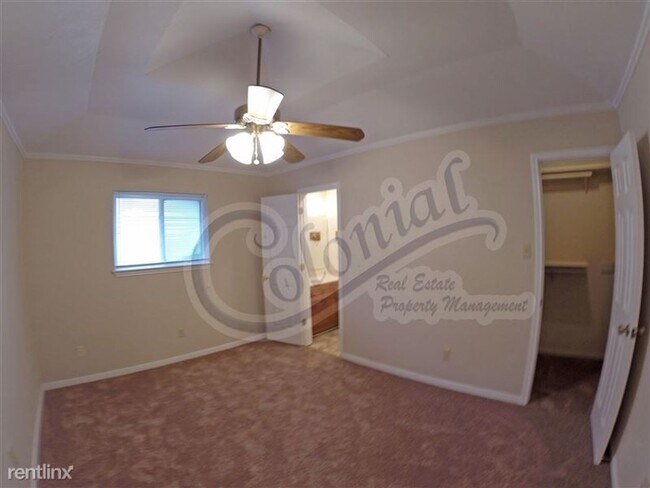 Building Photo - 215 E Robin Ln