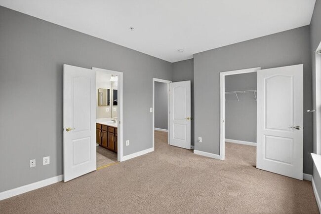 Building Photo - 2983 Devonfield Ave