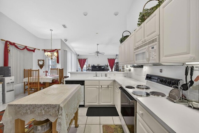 Building Photo - 1940 S Club Dr