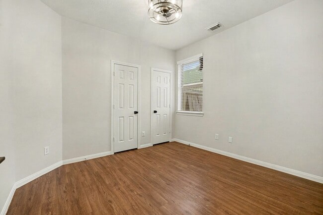 Building Photo - 809 Hallmark Oak St