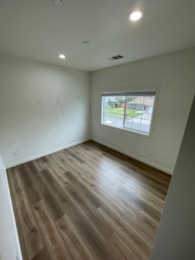 Building Photo - 25432 Park Ave