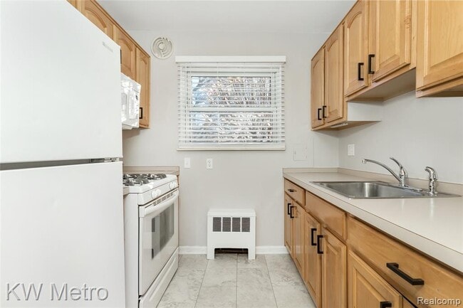 Building Photo - 2817 W 13 Mile Rd