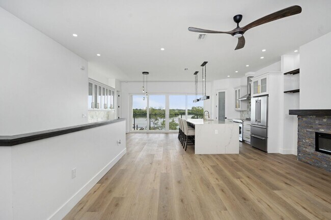 Building Photo - 5/3 Luxury Custom Home plus Boat dock, Pool and Stunning Views!!