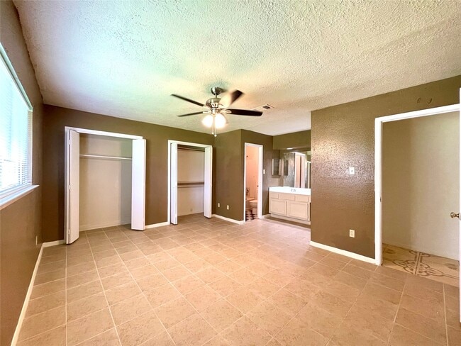 Building Photo - 6310 Star Lake Dr