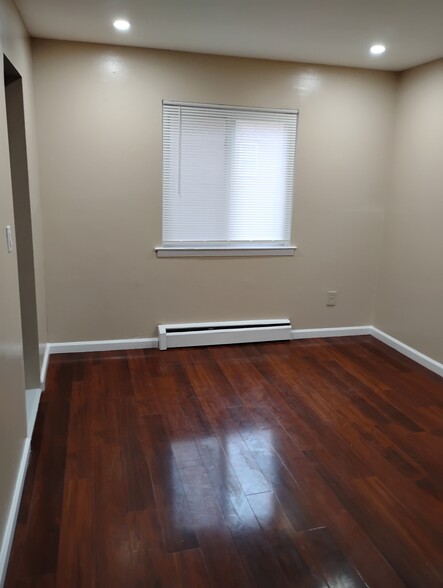 Dining Area - 180 Littleton Rd