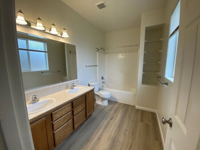 Building Photo - 660 Callahan Dr