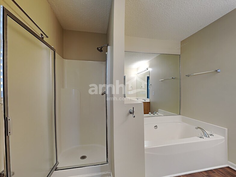 Building Photo - 5525 Bridgegate Dr