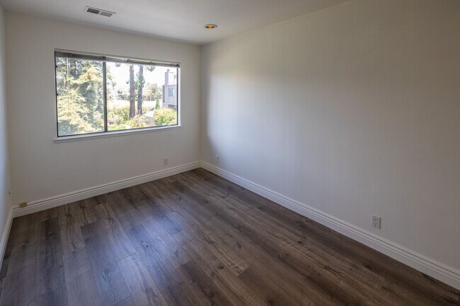 Building Photo - 996 Silverado Ct