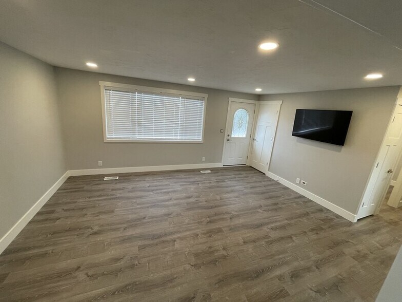 Building Photo - 578 N 660 W