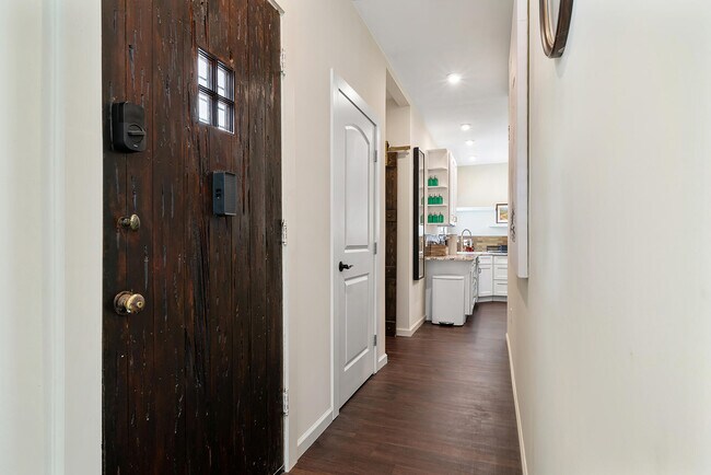 Building Photo - 828 35th St