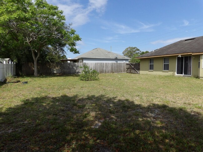 Building Photo - OPEN FLOOR PLAN 3 BEDROOM 2 BATH 2 CAR GARAGE