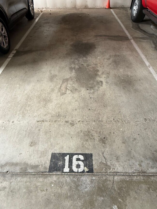 Building Photo - Conveniently Located One Bed/One Bath/One Parking at Piikoi Plaza