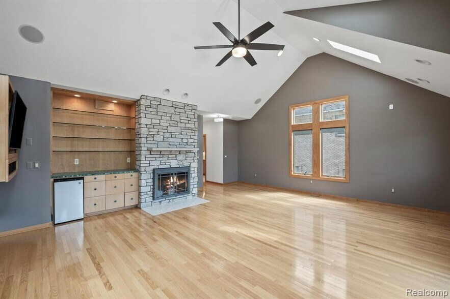 Building Photo - 2380 Walnut Lake Rd