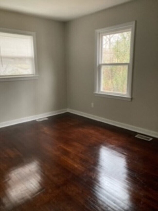 Building Photo - Must see ranch style 3Bdr 1 Bath home. It's located off Hovis Rd.