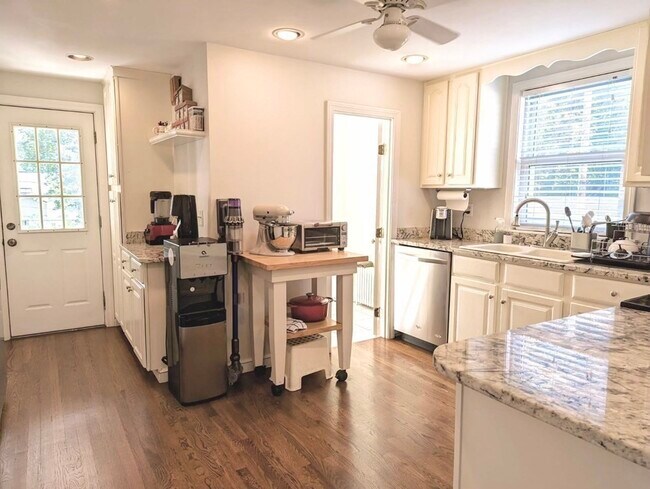 Building Photo - 100 Church St