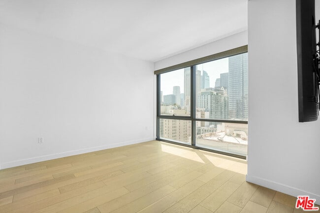 Building Photo - 400 S Broadway