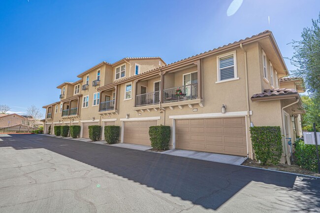 Building Photo - 3 Bedroom Townhome for Rent in Valencia!