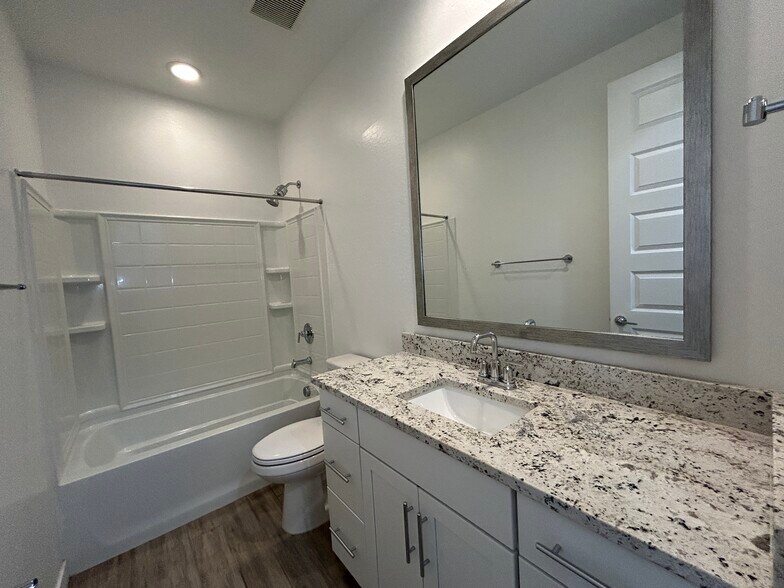 Building Photo - 2241 E Meadowview Ct