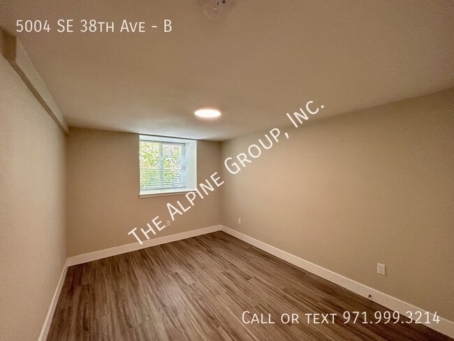 Building Photo - Updated 2 Bedroom near Reed College