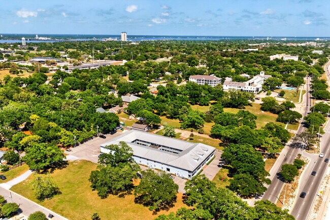 Building Photo - TDY Special! 1/1 fully furnished