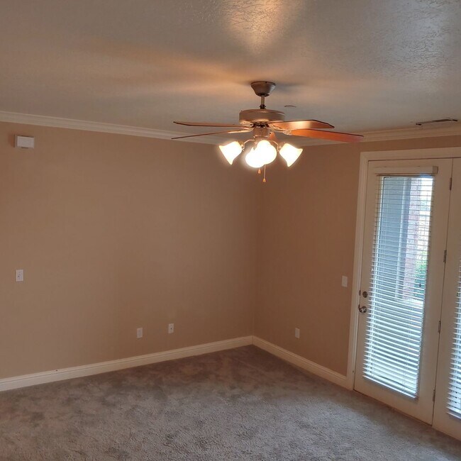 Building Photo - Nice main floor 3 BR 2 BTH Condo in awesome PG location