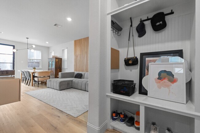 Building Photo - 5426 Oriente Ln