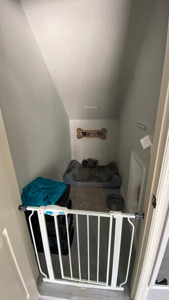 Storage/pet area - 408 Blue Bayou Ln