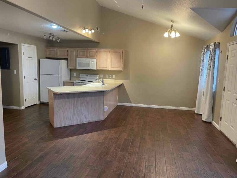 Building Photo - 550 Diagonal St