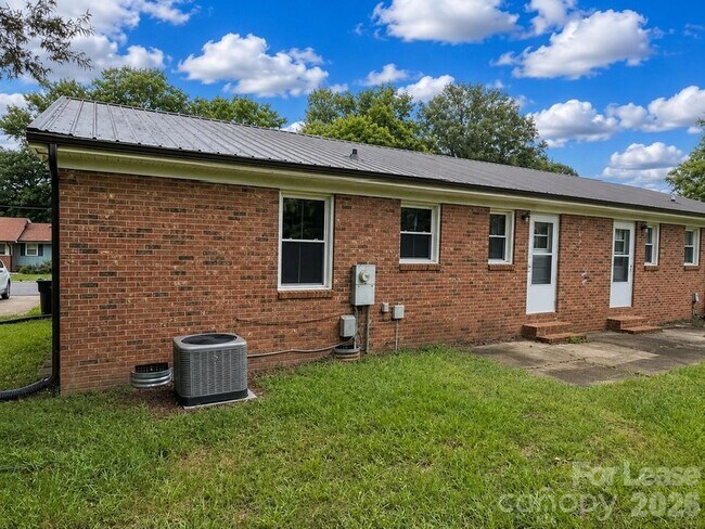 Building Photo - 1095 Sunset Rd