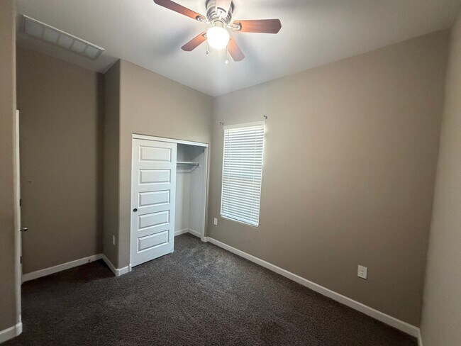 Building Photo - 40916 W Shaver Dr