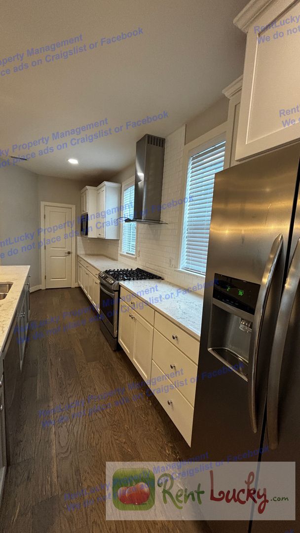 Building Photo - Spacious Issaquah Townhome w/ Entry-Level Suite & 2-Car Garage