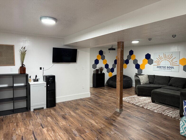Building Photo - 883 E Sego Lily Dr
