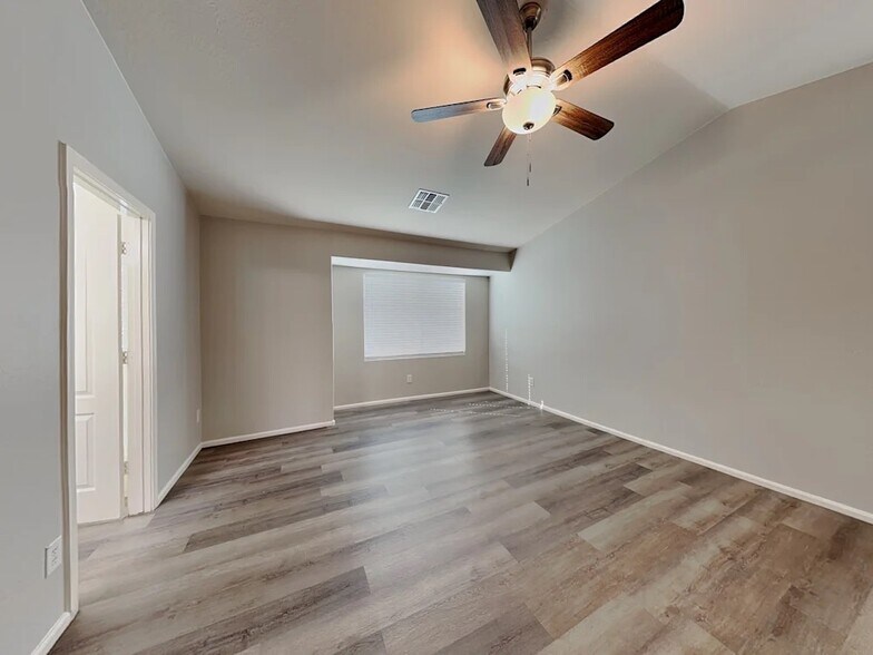 Building Photo - 7261 W Glenn Dr