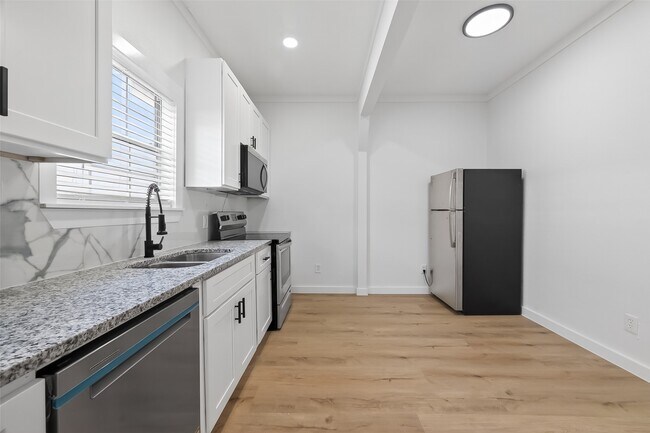 Building Photo - 2202 Hutchins St