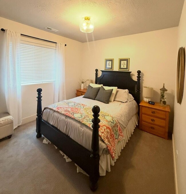 Building Photo - Beautifully Renovated 6 Bedroom Home in th...